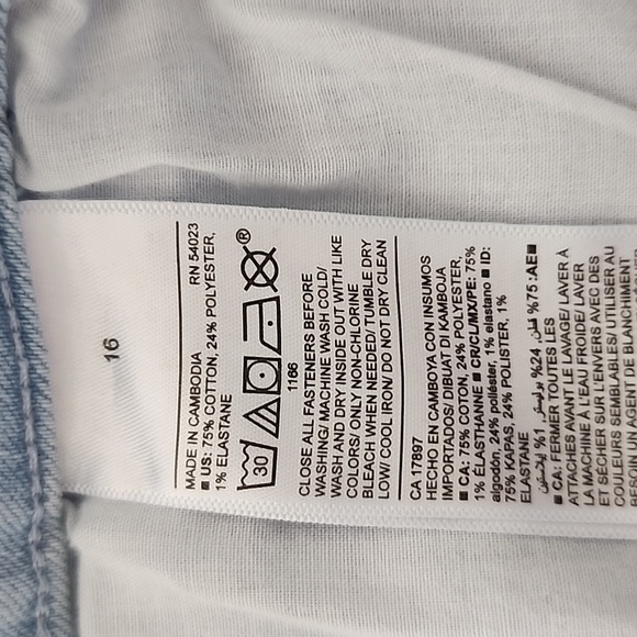 SIZE 16 OLD NAVY WOMAN'S DENIM SHORTS - Picture 9 of 9